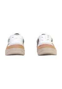 Sneaker basse in pelle bianca, con dettagli in suede pesca e rosa, e suola texturizzata. Dotate di lacci bianchi e collo imbottito.
