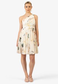 Blumenmusterkleid mit asymmetrischem One-Shoulder-Design, leichtem Stoff und enganliegendem Oberteil, das in einen ausgestellten Rock übergeht.