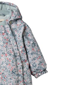 Kurtka w pastelowym błękicie z kwiatowym wzorem, z kapturem, elastycznymi mankietami i miękką podszewką. Materiał wydaje się być wodoodporny.