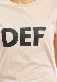 DEF SIZZA  - Printtipaita - rose