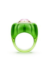 Ein großer, transparenter grüner Ring hat einen rosa Stein an der Spitze, der von kleinen klaren Edelsteinen umgeben ist und sein auffälliges Design unterstreicht.