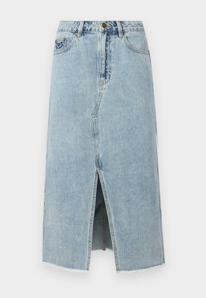 Jupe en denim bleu clair avec une fente avant, un ourlet effiloché, cinq poches et une fermeture à bouton au niveau de la taille. Design classique à coupe droite.