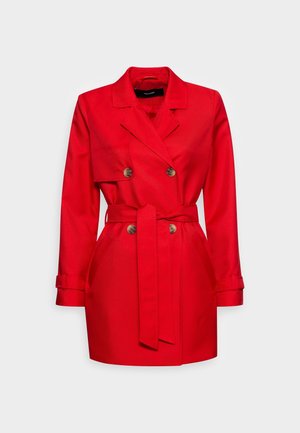Trench-coat rouge vif à double boutonnage avec ceinture à la taille, rabat d’épaule, poignets boutonnés et deux boutons devant sur fond blanc.