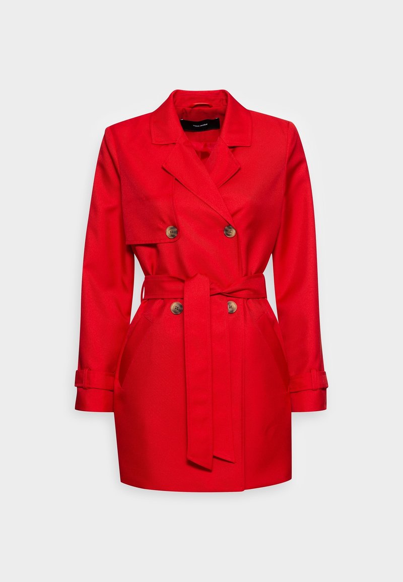 Trench-coat rouge vif à double boutonnage avec ceinture à la taille, rabat d’épaule, poignets boutonnés et deux boutons devant sur fond blanc.