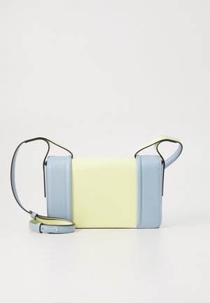 Geantă color-block în galben deschis și albastru deschis din piele, având două opțiuni de mânere și un design minimalist cu textură netedă.