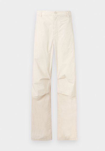 Pantalon droit beige avec fermeture avant à bouton et fermeture éclair, étalé à plat sur un fond neutre.