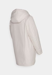 Vaalea beige, hupullinen, keskipitkä takki, jossa on sileä, mattapintainen viimeistely. Rentoa istuvuutta ja yksinkertainen muotoilu, jossa on sivutaskut.