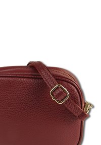 Burgunderrote Leder-Umhängetasche mit strukturierter Oberfläche, goldfarbenen Beschlägen und verstellbarem Riemen. Verfügt über eine rechteckige Form und einen Reißverschluss.