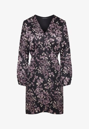 Czarna sukienka w kwiaty wykonana z gładkiego materiału, z dekoltem w kształcie litery V, długimi bufiastymi rękawami oraz wzorem drobnych fioletowych i białych kwiatów.