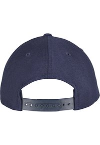 Sötétkék baseballsapka, strukturált formával, állítható snapback záródással és texturált szövettel. A hátsó panel szellőzőlyukakkal rendelkezik.