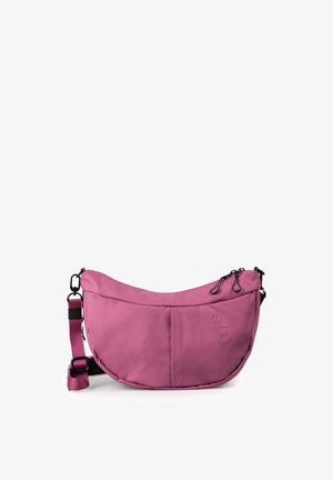 Roze halvemaanvormige crossbodytas met verstelbare riem, dubbele ritssluitingen en subtiel geperst merklogo aan de rechtervoorzijde.