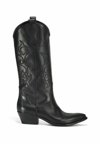 Botte de cowboy en cuir noir avec des coutures décoratives le long du tige, bout pointu et un talon bas empilé. Possède une languette pour faciliter l'enfilage en haut.