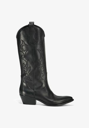 Zwarte leren cowboylaars met decoratieve stiksels langs de schacht, puntige neus en een lage, gestapelde hak. Beschikt over een trekband aan de bovenkant.