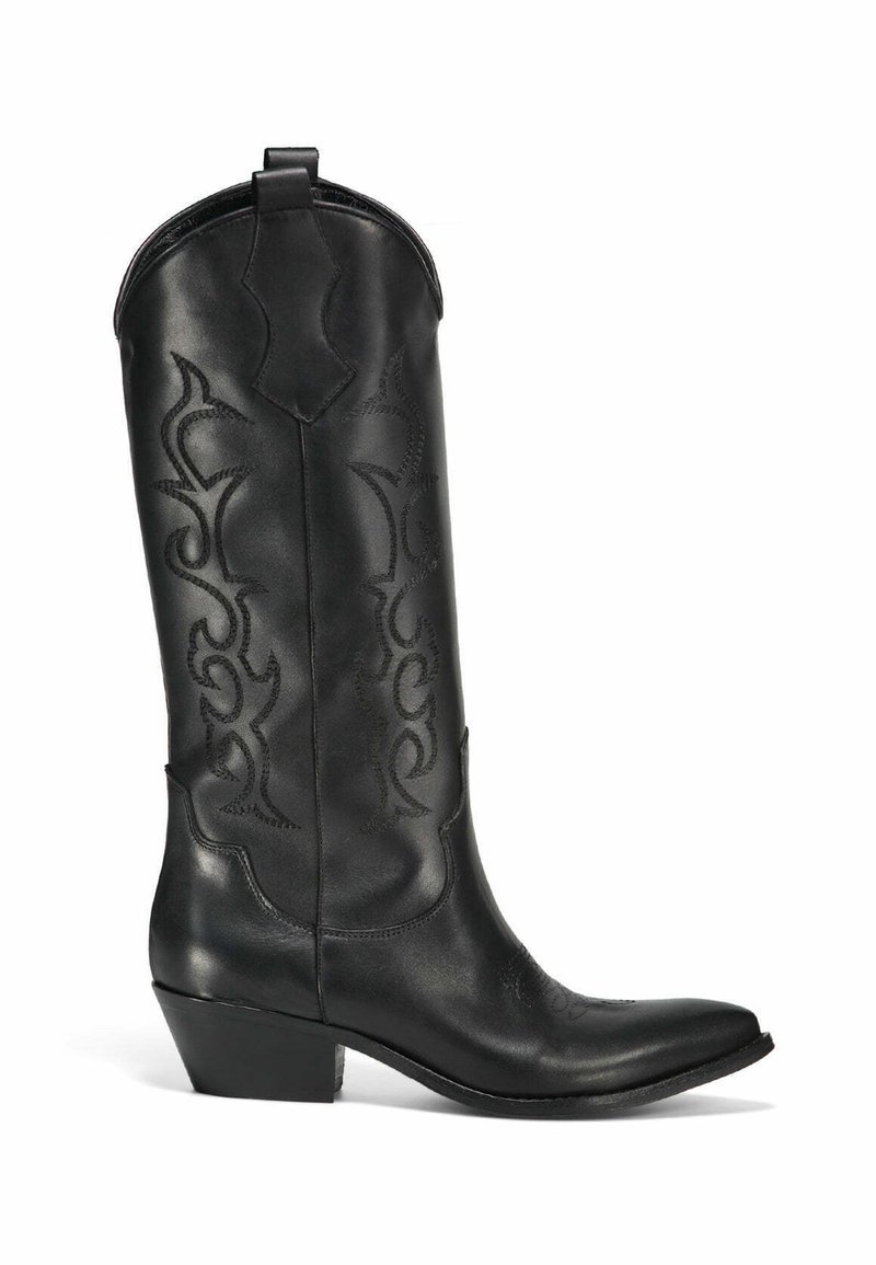 Botte de cowboy en cuir noir avec des coutures décoratives le long du tige, bout pointu et un talon bas empilé. Possède une languette pour faciliter l'enfilage en haut.