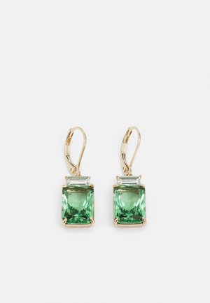 Zlaté náušnice s uzávěrem páček s velkými obdélníkovými zelenými drahokamy a malými čirými kamenem ve tvaru bagety nahoře.