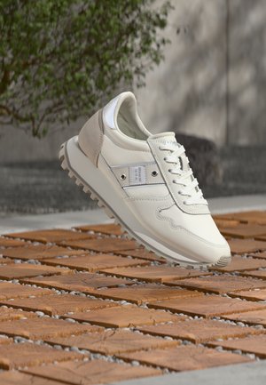 MILLEN - Sapatilhas - white/silver-coloured