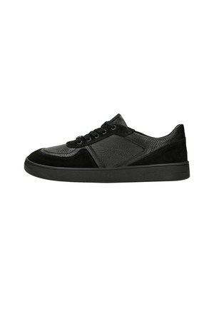 Zwarte lage sneaker met getextureerd leer en suède panelen, vetersluiting en platte rubberen zool, gezien vanaf de buitenzijde op een witte achtergrond.