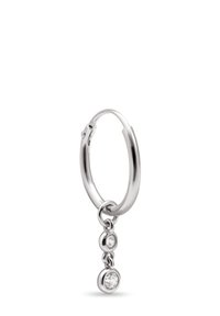 Silvrig hängande örhänge med två droppande klara ädelstenar fästa. Designen har en slät, polerad yta och en elegant, rund form.
