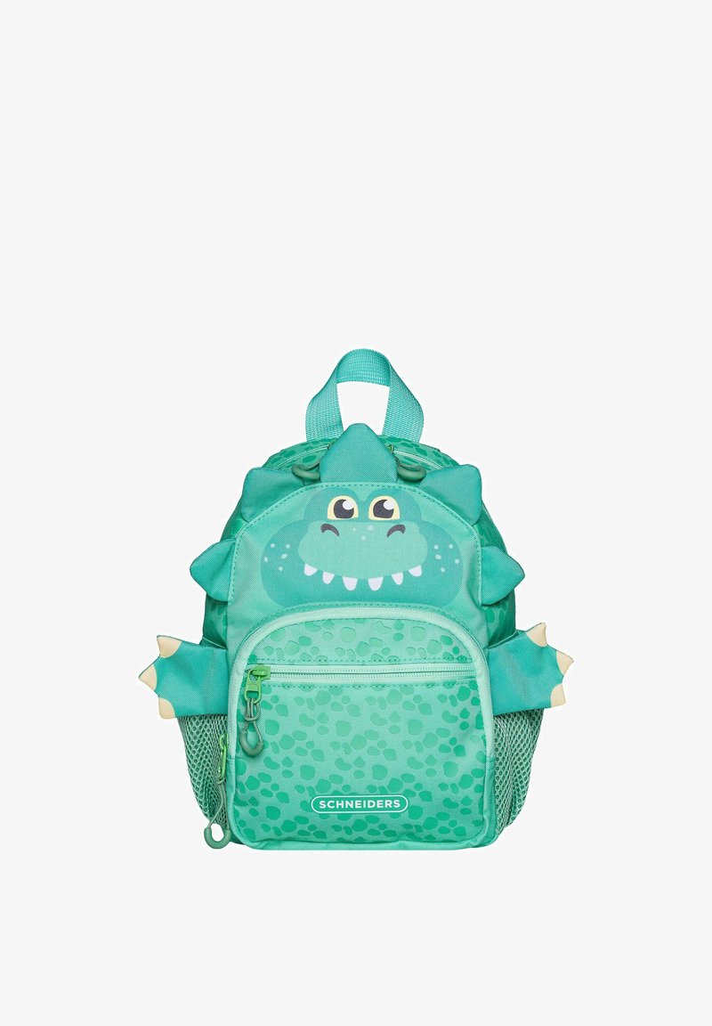 Mochila verde para niños con diseño de dinosaurio, con escamas texturizadas, detalles con púas, un bolsillo frontal y bolsillos laterales de malla.