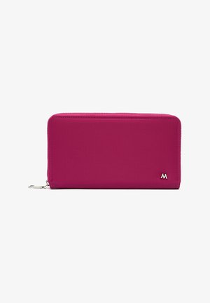 Tasche mit einem pinken Stoffbezug, Reißverschluss und silbernem Hardware. Mit einem Logo in der unteren rechten Ecke und rechteckiger Form.