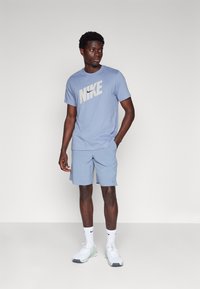 Nike Performance UNLIMITED - Spordišortsid - ashen slate/black