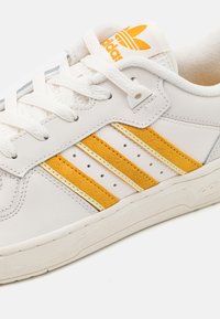adidas Originals RIVALRY UNISEX - Tenisky - cloud white/preloved yellow/easy yellow