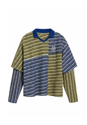 Cămașă cu mâneci lungi, cu dungi orizontale alternate în verde măsliniu și albastru, guler albastru și un mic logo alb brodat pe piept.