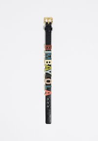Correa de cuero negro con acentos de letras coloridas que deletrean "BIMBAYOLA", con una hebilla dorada. Textura suave, diseño minimalista.