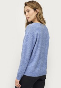 Hellblaues Sweatshirt aus weichem, strukturiertem Material. Mit rundem Halsausschnitt und langen Ärmeln, in etwas lockerer Passform.