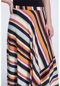 Falda a rayas con líneas diagonales en negro, naranja, rosa, blanco y verde. Está hecha de una tela suave y ligera con un diseño fluido.