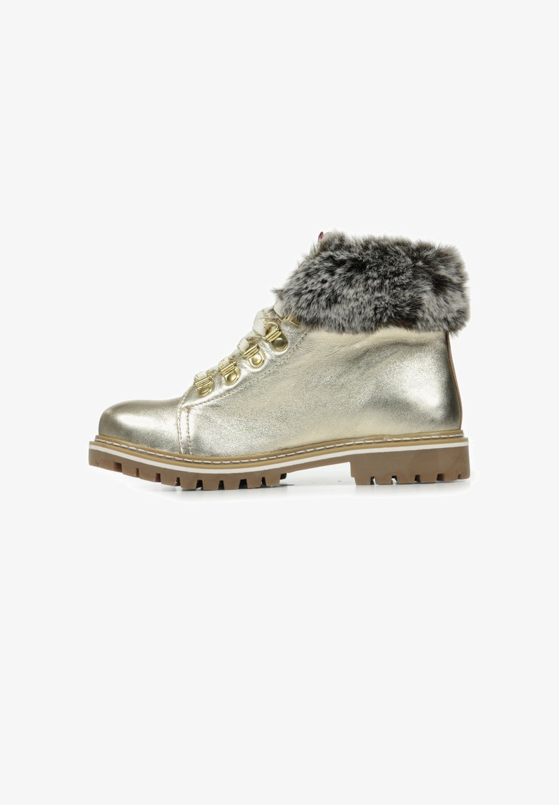 Stivaletti metallici dorati con collare in finto pelo, sei occhielli per i lacci e suola in gomma texturizzata. Presentano una cucitura e un design robusto.