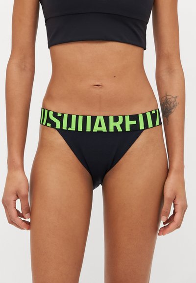 Bas de bikini noir avec une ceinture de marque verte affichant "SQUARE." Présente une coupe simple et classique, ainsi qu'une texture lisse.