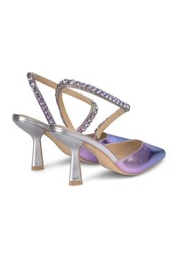 Tacchi slingback open-toe in ombreggiatura viola con dettagli in argento, design con cinturini e impreziositi da strass viola sui cinturini.