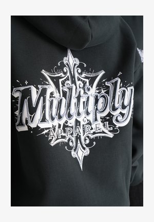 Sort hoodie med en stor hvid grafik med udsmykkede bogstaver, der står "Multiply Apparel," og inkluderer dekorative designelementer.