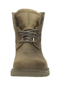 Bota de cuero marrón con caña alta, cordones grises y superficie texturizada. Incluye detalle del logo y una suela de goma gruesa para tracción.