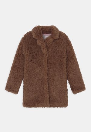 Brun langærmet faux shearling-frakke med en bred krave, tekstureret blødt stof og et lige snit.