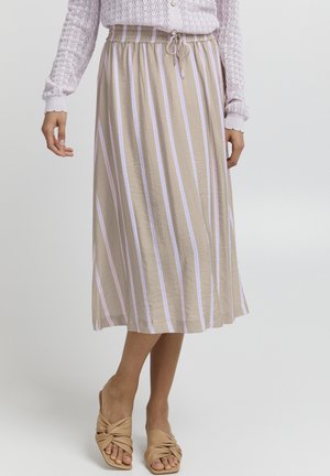 Jupe midi rayée beige avec des lignes verticales lavande, dotée d'une taille élastique et d'un cordon de serrage. Associée à des chaussures à glissière légères avec un nœud.