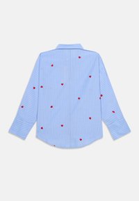 Ανοιχτό μπλε ριγέ πουκάμισο με μακρύ μανίκι, διακοσμημένο με κεντημένες κόκκινες καρδιές, γιακά με κουμπιά και καμπύλη κάτω γραμμή. Μαλακό βαμβακερό υλικό.