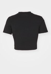 Must mustaga lühikeste varrukatega must T-särk ümmarguse kaelusega. Valmistatud puuvillast, annab lihtsa disaini ja pehme tekstuuri.