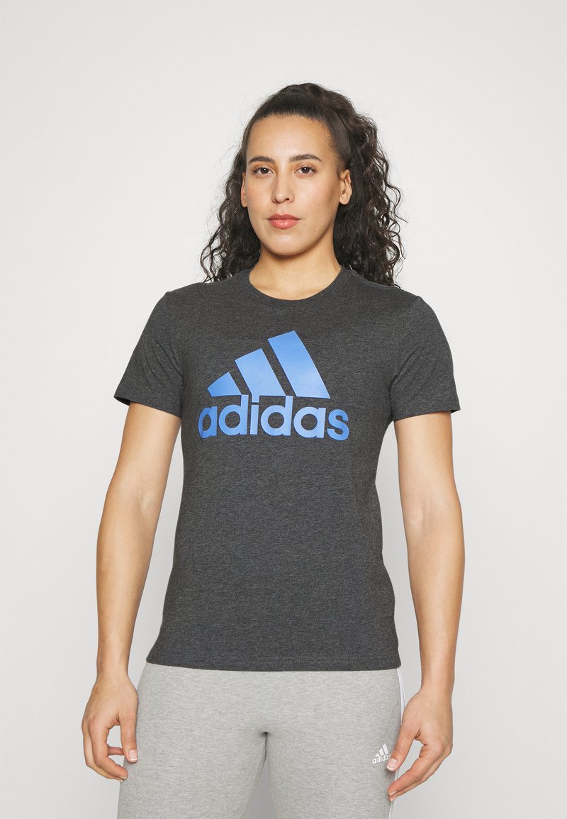 adidas Sportswear Print Tshirt dark grey heather/blue fusion/grey