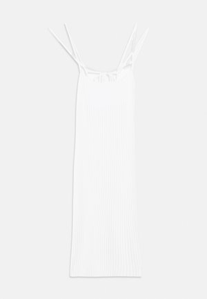 Fehér bordázott ruha vékony, állítható pántokkal, testhez simuló sziluettel és sima, texturált felülettel.