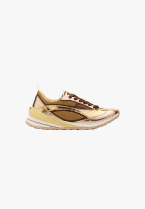 Zapatillas deportivas en tonos dorado y marrón con una parte superior metálica brillante, detalles de malla y una suela en capas con franjas blancas y beige.