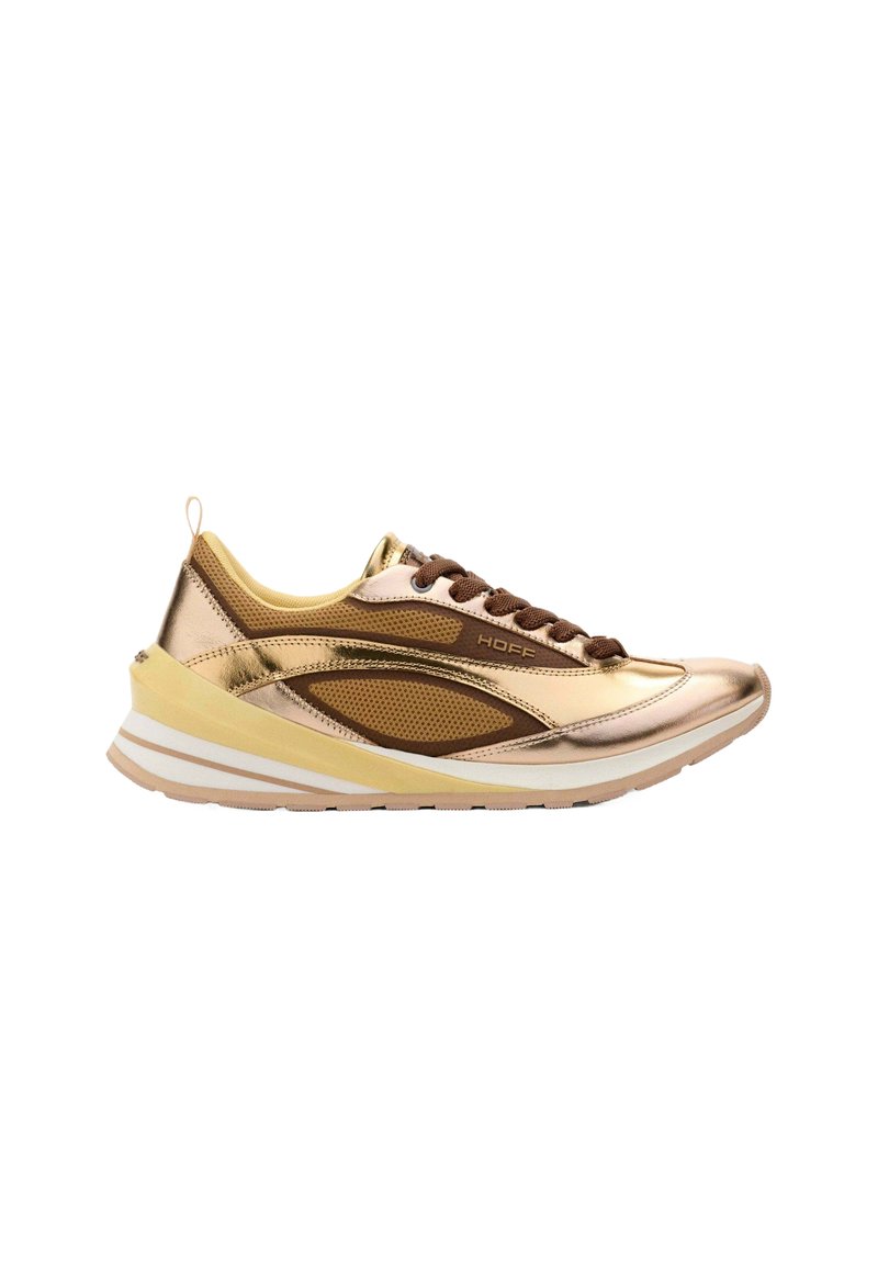 Zapatillas deportivas en tonos dorado y marrón con una parte superior metálica brillante, detalles de malla y una suela en capas con franjas blancas y beige.