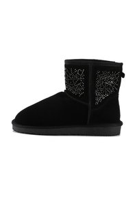 Botín de terciopelo negro con adornos de rhinestones en el lateral, punta redondeada y suela de goma plana. Cuenta con una lengüeta en la parte trasera.