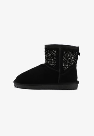 Czarne ażurowe botki z dekoracyjnymi cyrkoniami po bokach, zaokrąglonym noskiem i płaską gumową podeszwą. Posiadają pętelkę z tyłu.