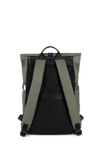 Sac à dos vert et noir avec dos en maille rembourré, bretelles réglables, poigné supérieure et poches zippées ; avec logo en relief et texture lisse.