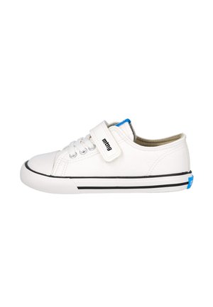 Zapatilla blanca de corte bajo con rayas negras en la suela, cierre de velcro con la etiqueta "mtng", cordones blancos y detalles azules en el talón y la lengüeta.