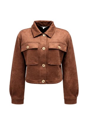 Veste courte en daim marron avec manches longues, grandes poches à rabat sur le devant et quatre boutons beiges au centre.