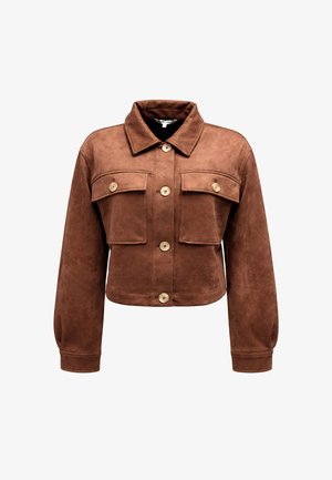 Chaqueta corta de ante marrón con mangas largas, grandes bolsillos delanteros con solapa y cuatro botones beige en el centro.