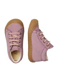 Scarpe viola per bambini piccoli con suole e lacci in gomma beige, una scarpa rivolta in avanti e l'altra in vista laterale.